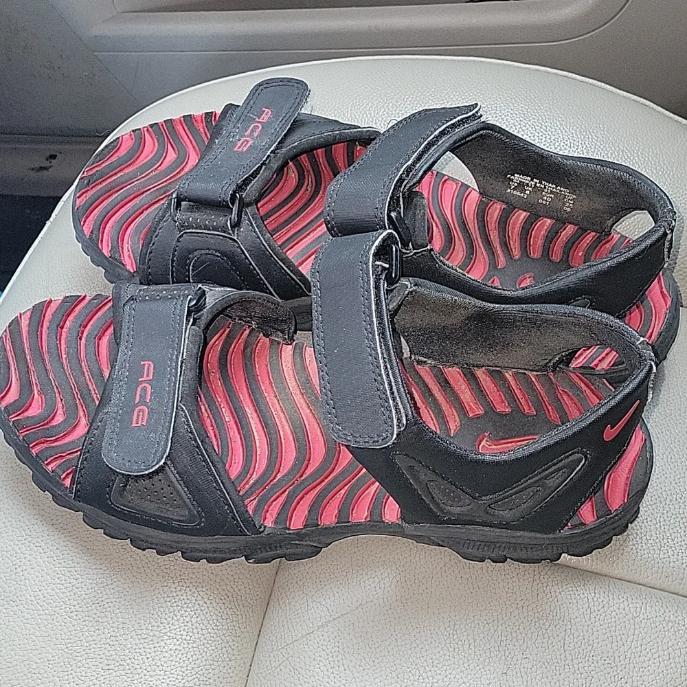 Nike ACG Santiam 4 Sandals Black Red Colorway Size 7 Hiking Sandals
